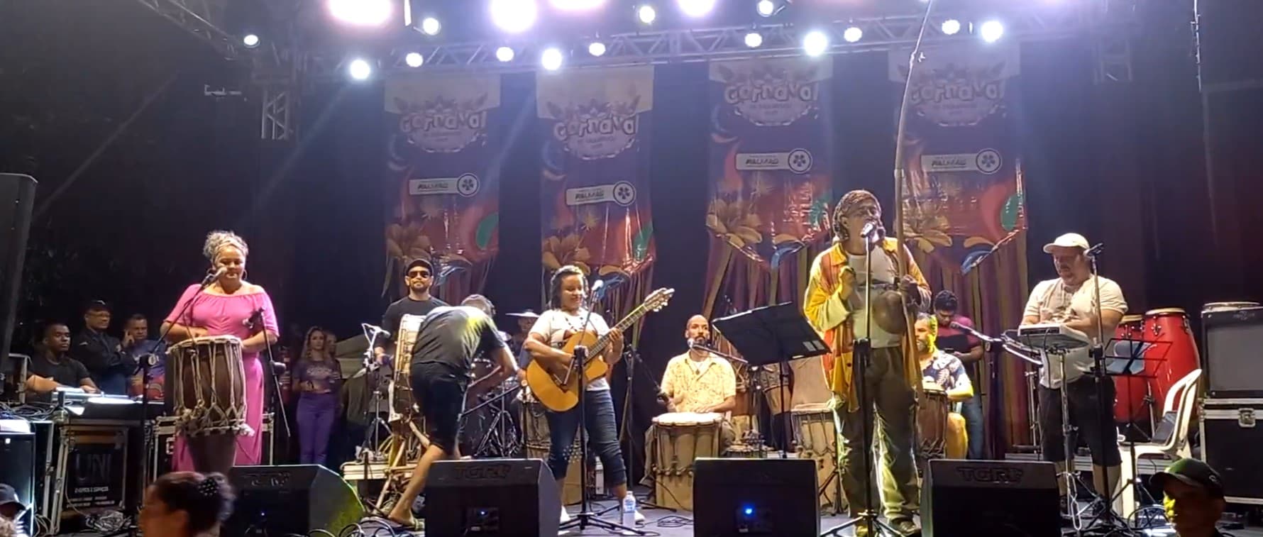 Banda TabokaGrande no palco, com Mestre Wertemberg Nunes, percussionistas, instrumentistas e convidados.