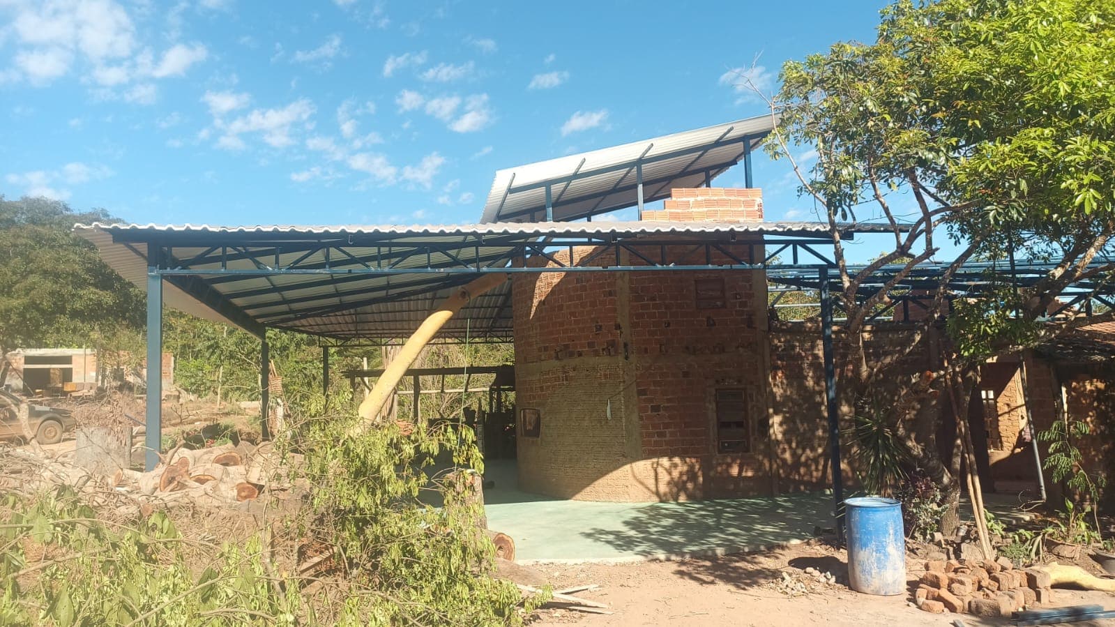 Frente atual da Aldeia TabokaGrande com nova estrutura metálica, amplas coberturas e piso renovado.