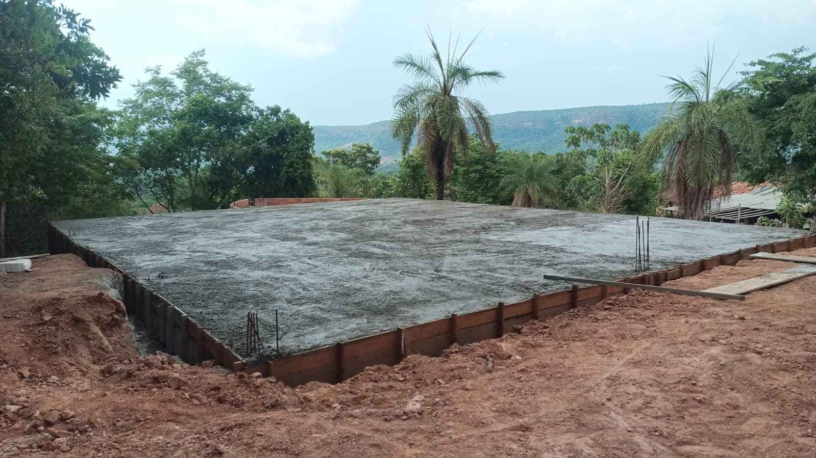 Laje de concreto concluída na reforma, cercada pela paisagem da Aldeia TabokaGrande.